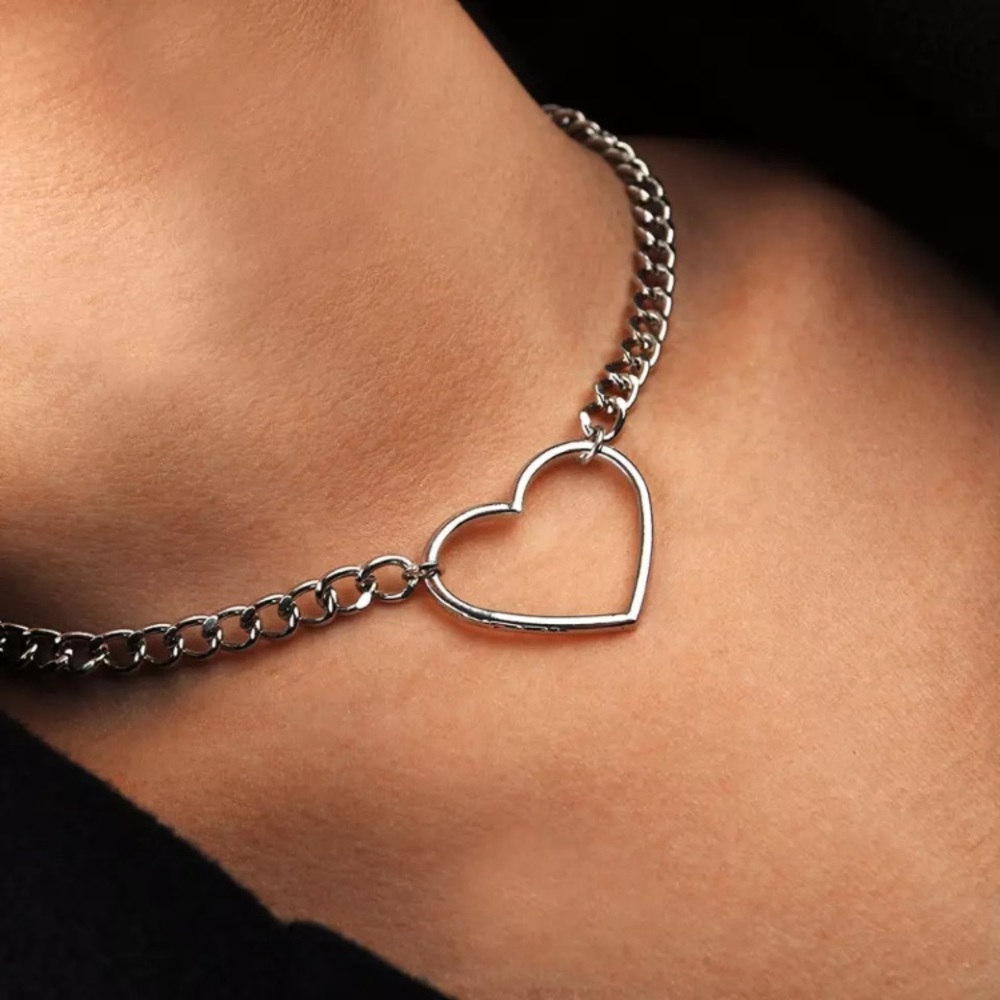 ⚜️[𝟯/$𝟭𝟴]⚜️Silver Heart Delicate Choker NEW